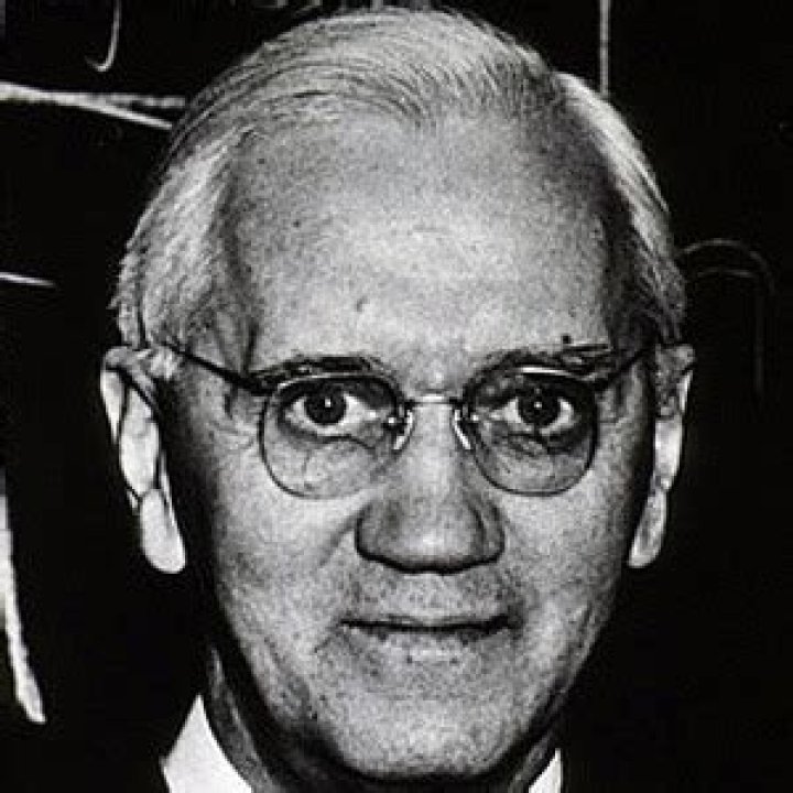 Alexander Fleming (Biologist) - Age, Birthday, Bio, Facts, Family, Net Worth, Height & More