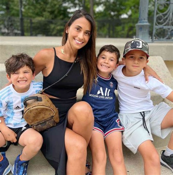 Antonela Roccuzzo (Instagram Star) - Age, Birthday, Bio, Facts, Family, Net Worth, Height & More