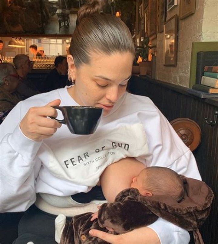 Ashley Graham Shares Powerful Nude Selfie Featuring Her Pregnancy Stretch Marks