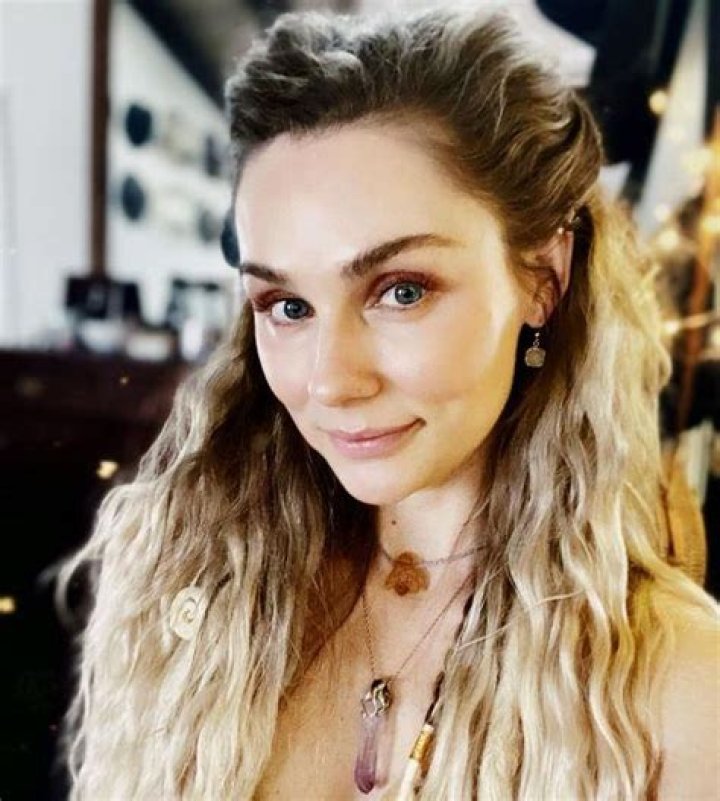 Clare Bowen Bio, Wiki, Age, Height, Family, Husband, Salary, and Net Worth.