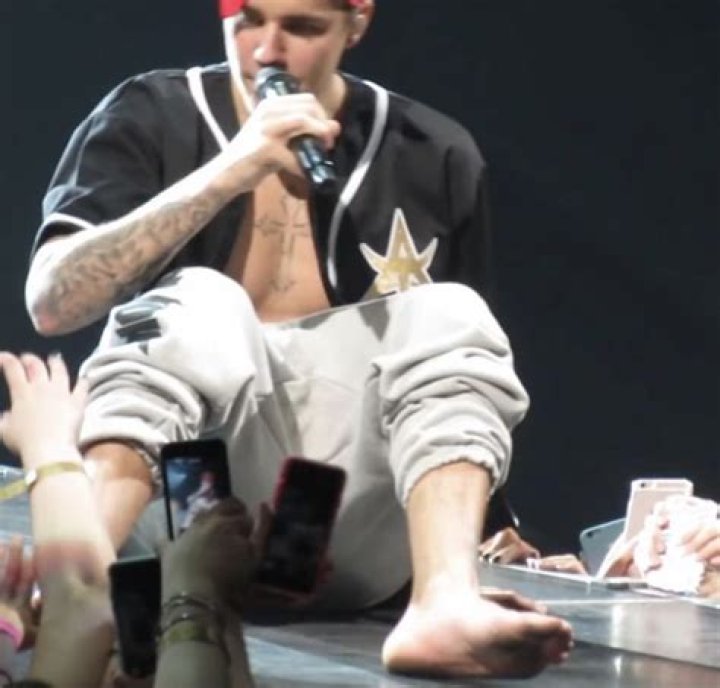 Eww!Justin Bieber’s Dirty Feet Just Got Called Out By Perez Hilton