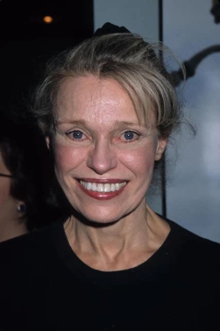 How tall is Louise Lasser