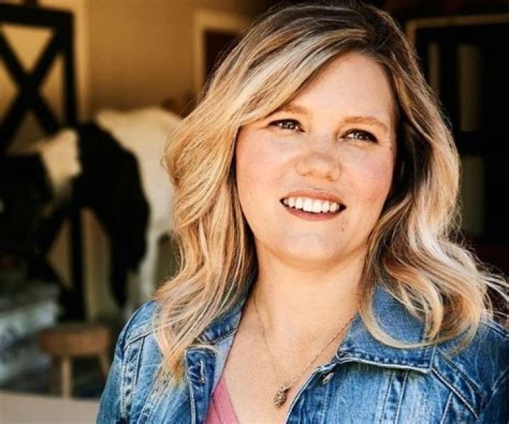 Jaycee Dugard (Other) - Age, Birthday, Bio, Facts, Family, Net Worth, Height & More