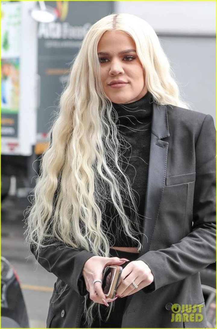 Khloé Kardashian Goes Platinum Blonde — See Her Vibrant New Look!