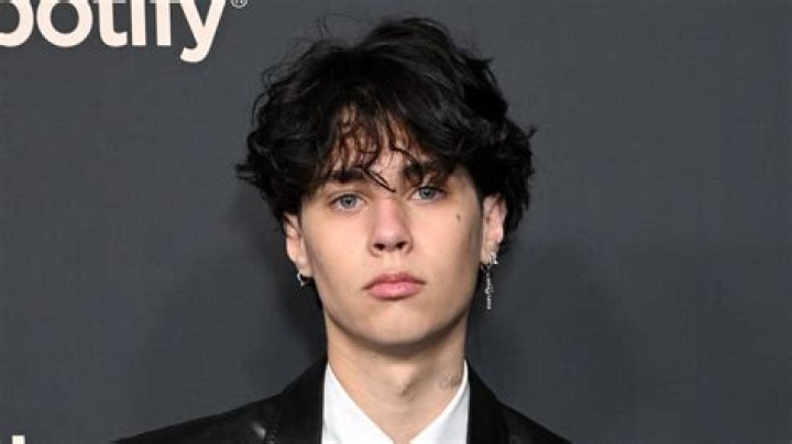 Landon Barker Bio, Wiki, Age, Height, Mom, Girlfriend, College, Band, Songs, and Net Worth
