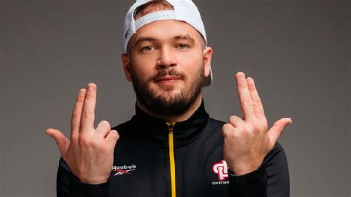Ricky Hil (Rappeur) - Âge, anniversaire, biographie, faits, famille, valeur nette, taille et plus