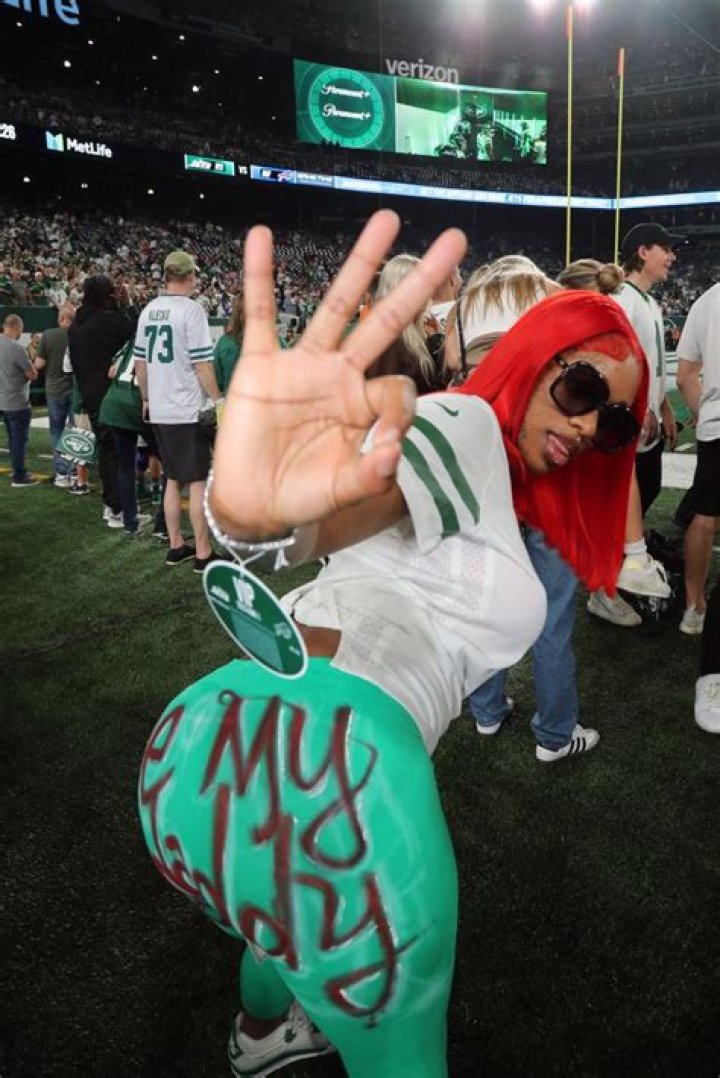 Sexyy Red Pulls Up To Jets Game With Stacks Of Cash