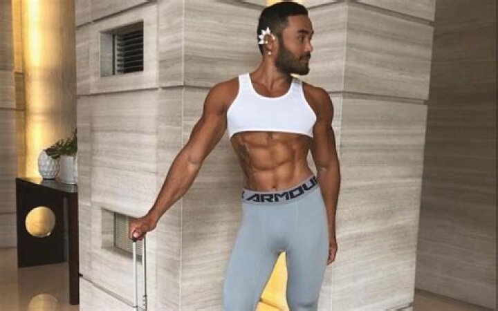 Sinon Loresca (Model) - Age, Birthday, Bio, Facts, Family, Net Worth, Height & More
