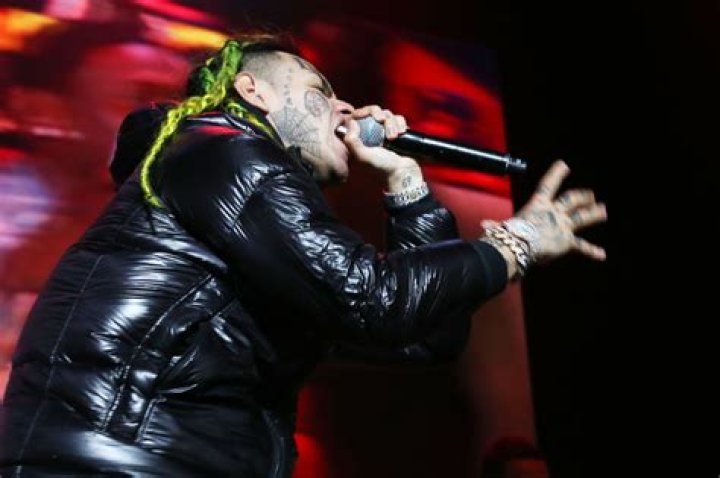 Tekashi 6ix9ine Debuts New Hair Style
