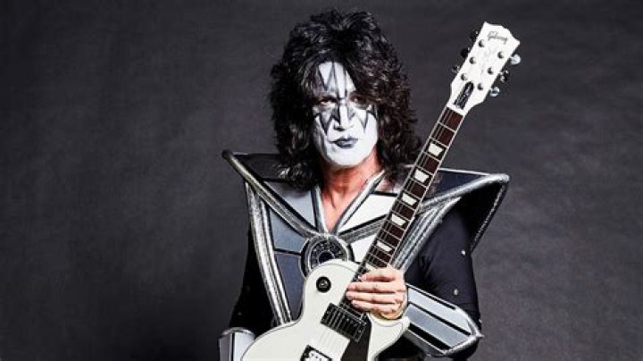 What does Tommy Thayer earn?